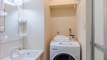 Family Double or Twin Room, Balcony, City View | Bathroom