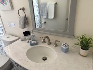 Een douche, een haardroger, handdoeken, zeep