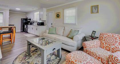 Charming 2-Bd 1-Ba home in Easley near GVL & Clemson w/WiFi, self check-in & AC