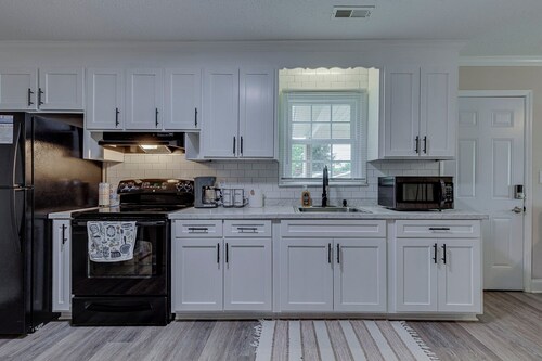 Charming 2-Bd 1-Ba home in Easley near GVL & Clemson w/WiFi, self check-in & AC