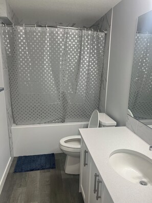 Hair dryer, towels, soap, toilet paper - Motherland Seton Calgary Cozy Suite (Calgary)