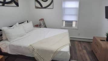 Tabla de planchar con plancha, wifi y ropa de cama