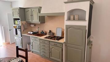 Kühlschrank, Mikrowelle, Ofen, Kochgeschirr/Geschirr/Besteck