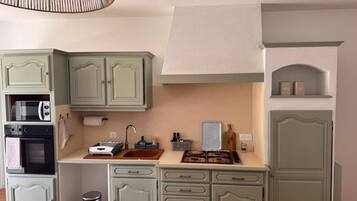 Kühlschrank, Mikrowelle, Ofen, Kochgeschirr/Geschirr/Besteck