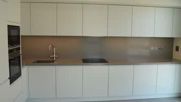 KĂŒhlschrank, Mikrowelle, Ofen, GeschirrspĂŒler