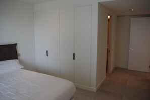 3 habitaciones, escritorio, tabla de planchar con plancha y wifi gratis 