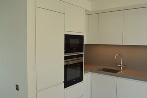 Refrigerador, microondas, horno y lavavajillas 