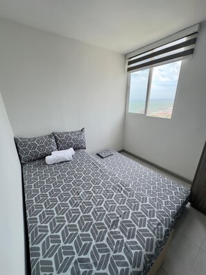 3 bedrooms, desk, iron/ironing board, free WiFi