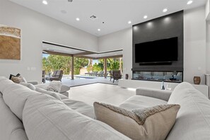 TV connectée, cheminée