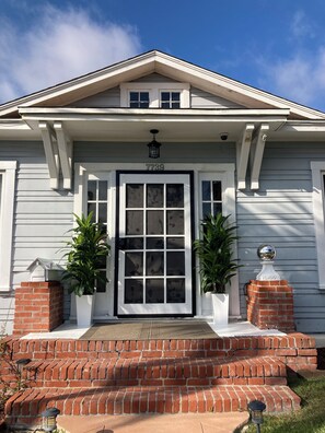 Exterior detail - La Jolla White Door Cottage walking distance to beach, cove, shops, &restaurants (La jolla)