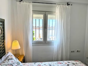 2 bedrooms, iron/ironing board, Internet