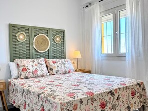 2 bedrooms, iron/ironing board, Internet