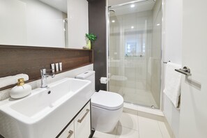 Bruser, hårtørrer, håndklæder, Sæbe