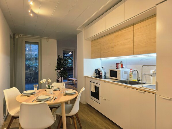 Réfrigérateur, micro-ondes, four, plaque de cuisson