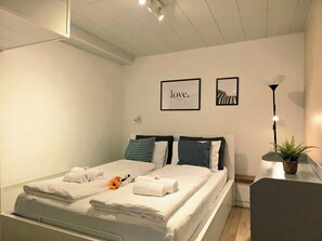 2 chambres, bureau, fer et planche à repasser, lit de bébé portatif