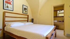 2 bedrooms, desk, free WiFi, bed sheets