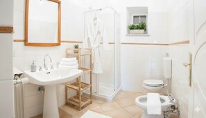 Douche, sèche-cheveux, bidet, serviettes fournies