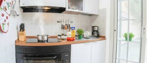 Kühlschrank, Mikrowelle, Ofen, Herdplatte