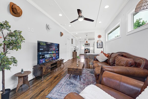 Smart TV, fireplace, books - Urban Retreat Home & Great Patio in a Prime Location (Houston)