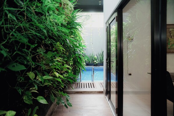 Una piscina al aire libre