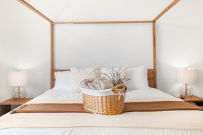 4 bedrooms, desk, iron/ironing board, travel crib