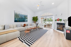 Smart-TV, Kamin, Bücher, Arbeitsbereiche