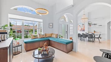 TV connectée, cheminée, livres, espaces bureaux