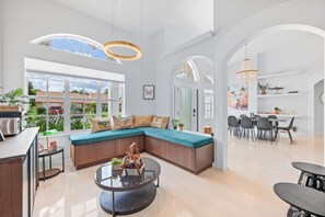 Smart-TV, Kamin, Bücher, Arbeitsbereiche