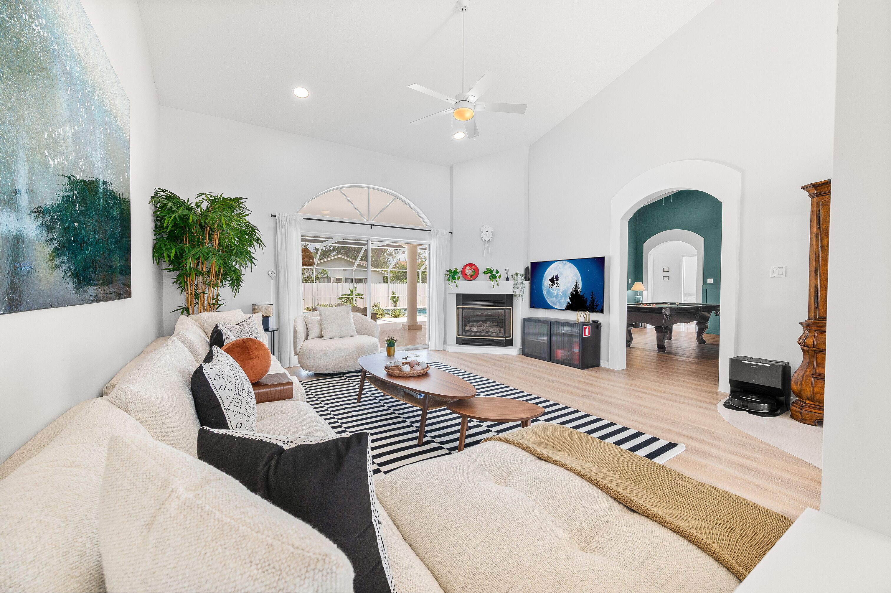 智能电视、壁炉、书、办公室