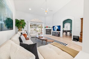 Smart-tv, eldstad, böcker och kontor