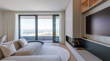 Een televisie, een open haard en een kantoor