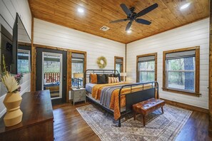 3 bedrooms, iron/ironing board, travel cot, free WiFi - Stayhocha:Luxury Cabin and Boat Add-On. (Brokenbow)