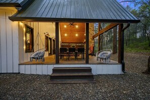 Outdoor dining - Stayhocha:Luxury Cabin and Boat Add-On. (Brokenbow)