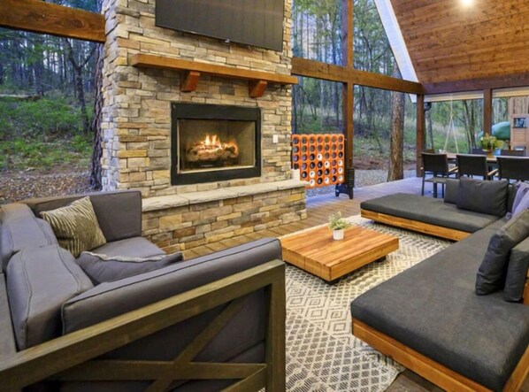 Interior - Stayhocha:Luxury Cabin and Boat Add-On. (Brokenbow)