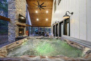 Indoor spa tub - Stayhocha:Luxury Cabin and Boat Add-On. (Brokenbow)