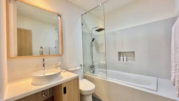 Quarto luxo | Banheiro | Chinelos