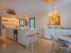 Fridge, dishwasher, cookware/dishes/utensils