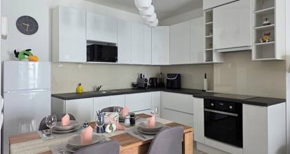 Elite Skyview Escape -Bright, Modern, Free Parking