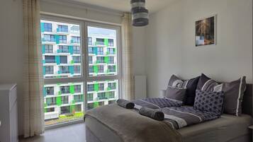 2 dormitoris, planxa i posts de planxar i un bressol de viatge