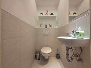 Hair dryer, towels, soap, shampoo - Elite Skyview Escape -Bright, Modern, Free Parking (Budapest)