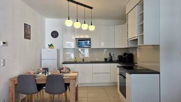 Frigorífic, microones, forn i placa de cuina