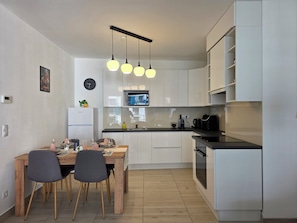 Fridge, microwave, oven, stovetop - Elite Skyview Escape -Bright, Modern, Free Parking (Budapest)