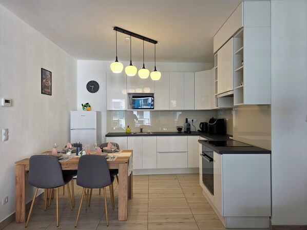 Kühlschrank, Mikrowelle, Ofen, Herdplatte