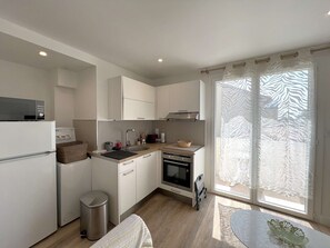 Fridge, oven, cookware/dishes/utensils