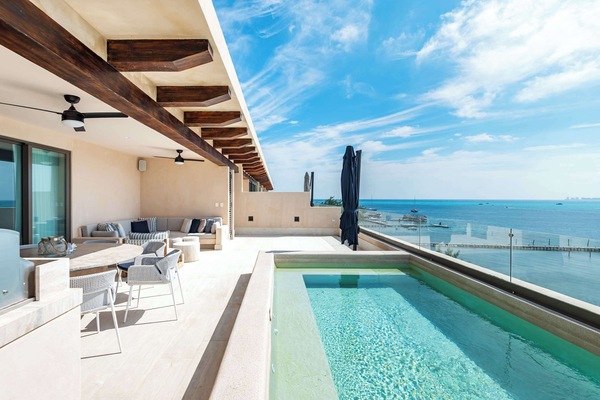 Disfruta de la increible vista al mar Caribe desde la comodida de la terraza privada con alberca. Cuenta con muebles de exterior y un área con BBQ