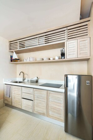 Fridge, microwave, stovetop, coffee/tea maker