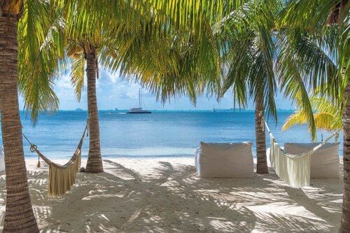 Artila Isla Mujeres: Spacious Beachfront Apt with Private Pool & Terrace