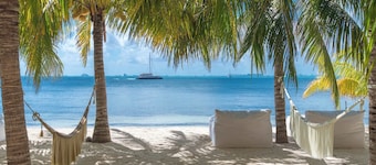 Artila Isla Mujeres: Spacious Beachfront Apt with Private Pool & Terrace