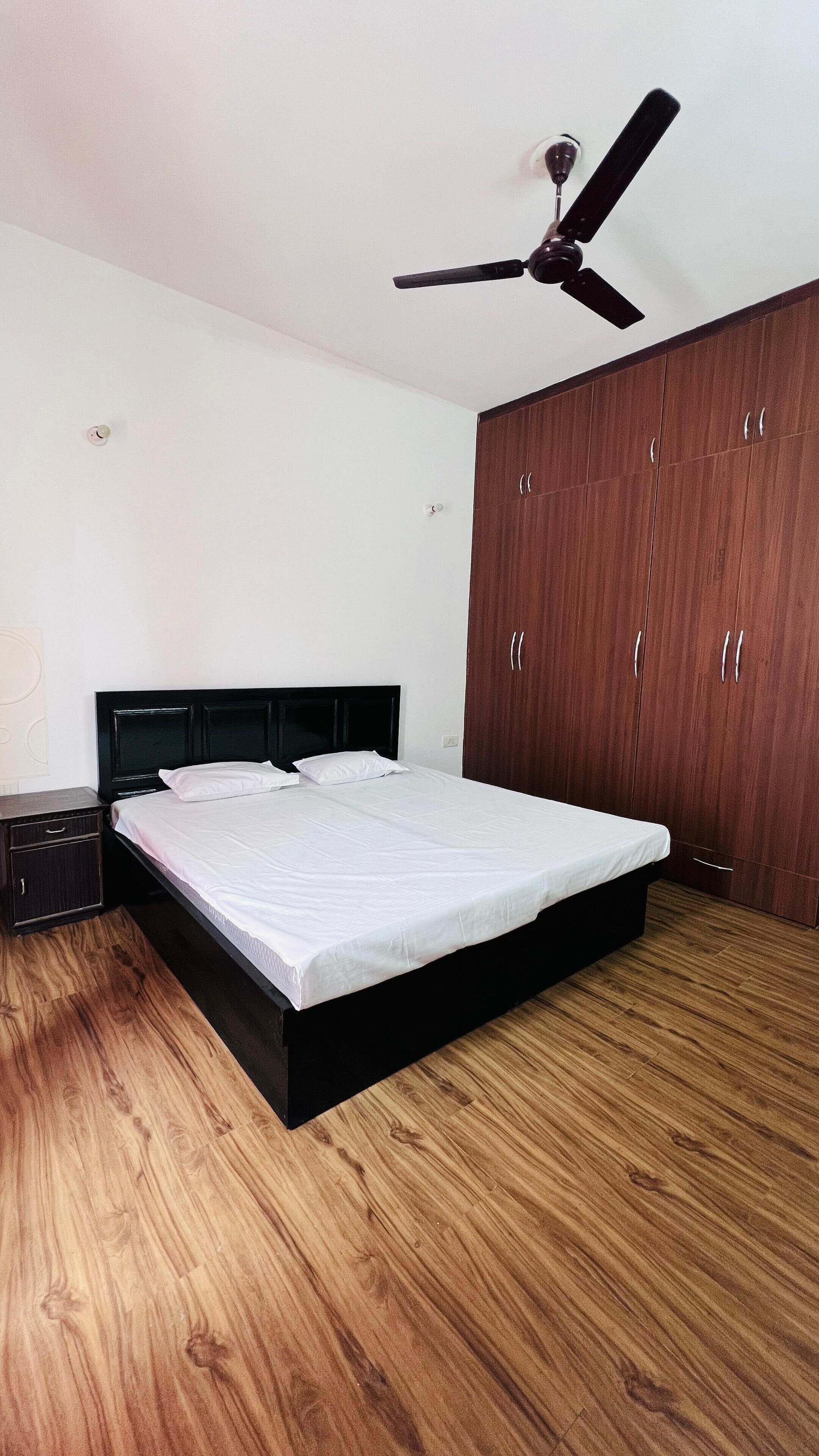 3 chambres, fer et planche à repasser, Wi-Fi, draps fournis