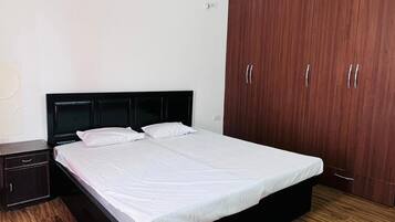 3 chambres, fer et planche à repasser, Wi-Fi, draps fournis